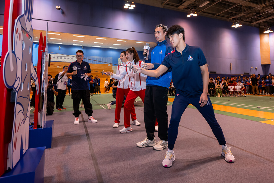 <p>The national swimming team member Zhang Yufei (middle) and Hong Kong swimmer Mak Sai-ting Adam (1st right) fenced under the guidance of the Hong Kong fencer Ho Wai-hang (2nd right).</p>
